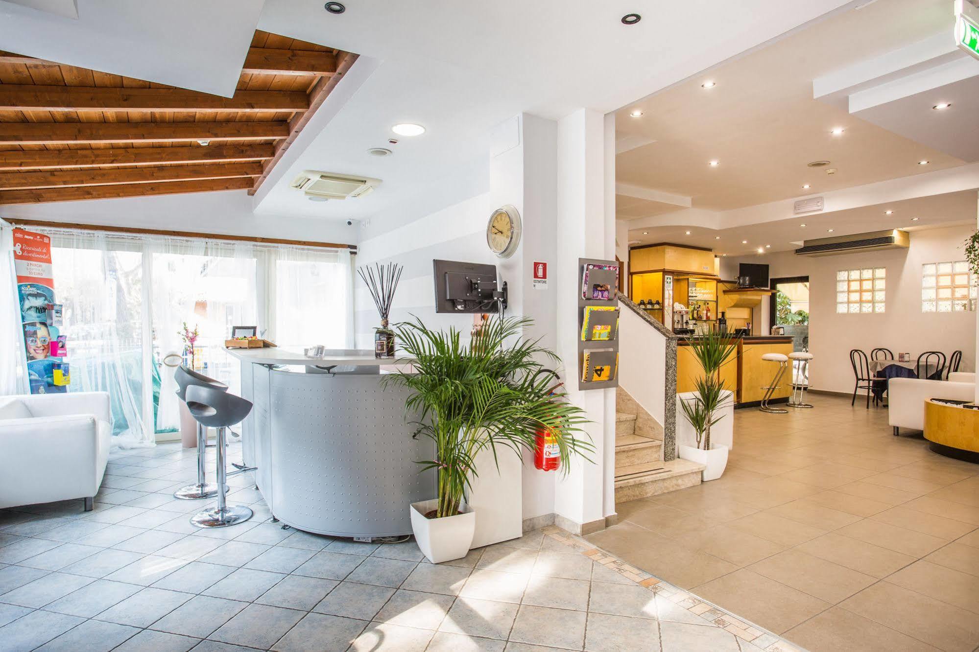 Hotel Nancy Riccione Buitenkant foto
